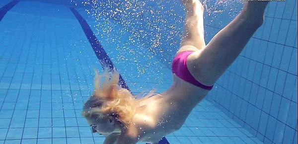  Hot Elena shows what she can do under water